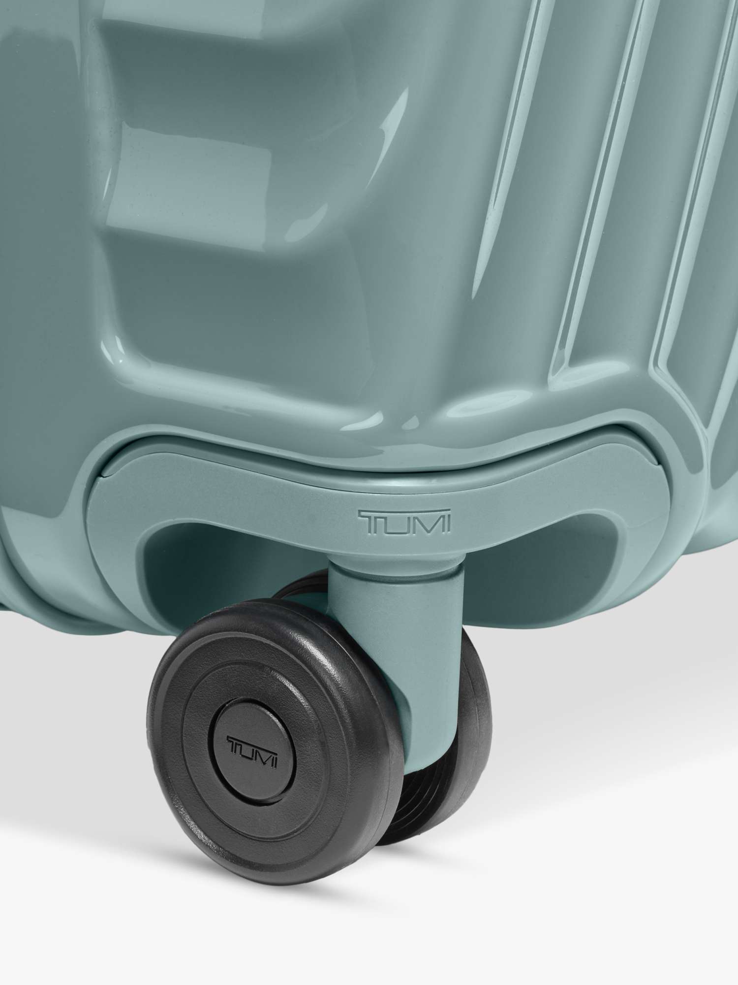 19 Degree Large 4-Wheel Expandable Suitcase, 132L