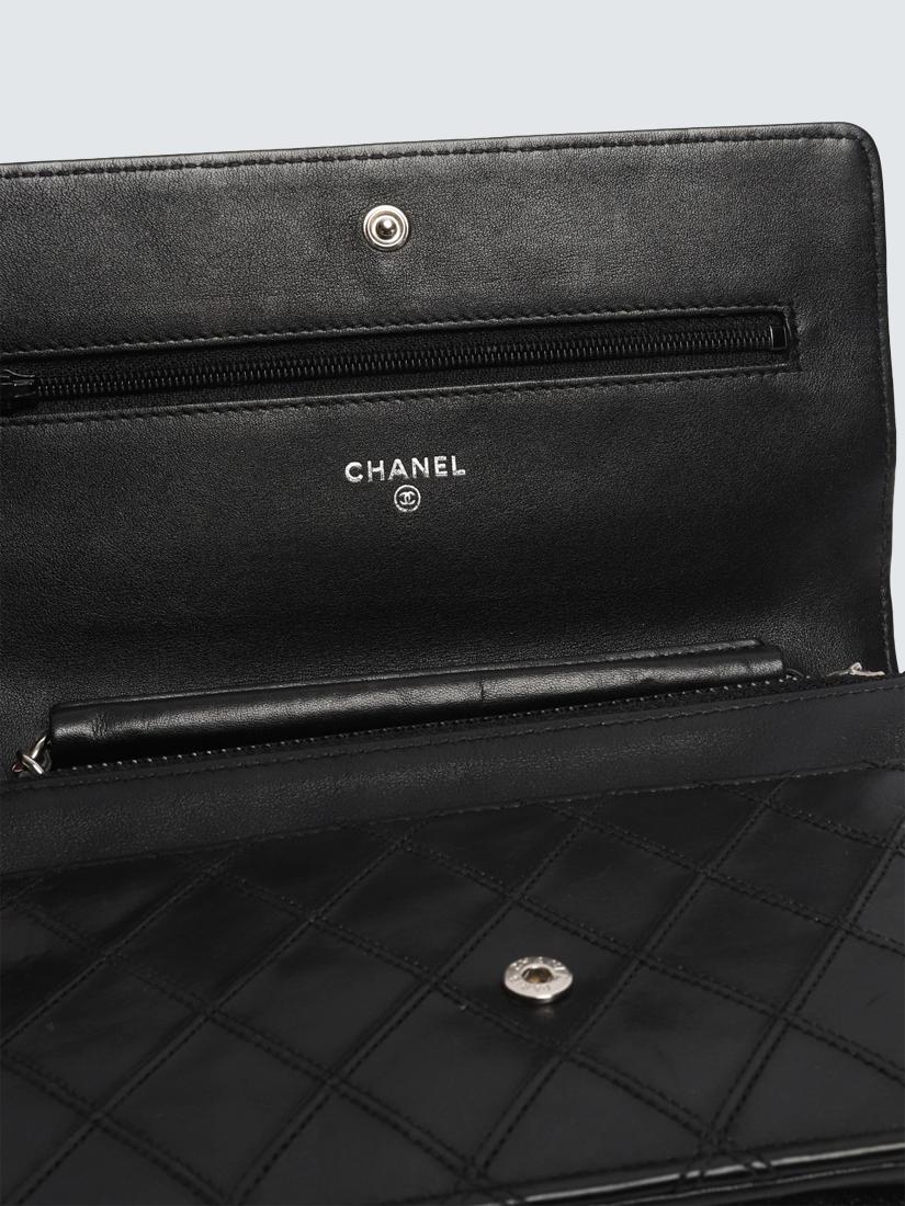 Pre-loved CHANEL 2011 Lambskin Chain Wallet, Black