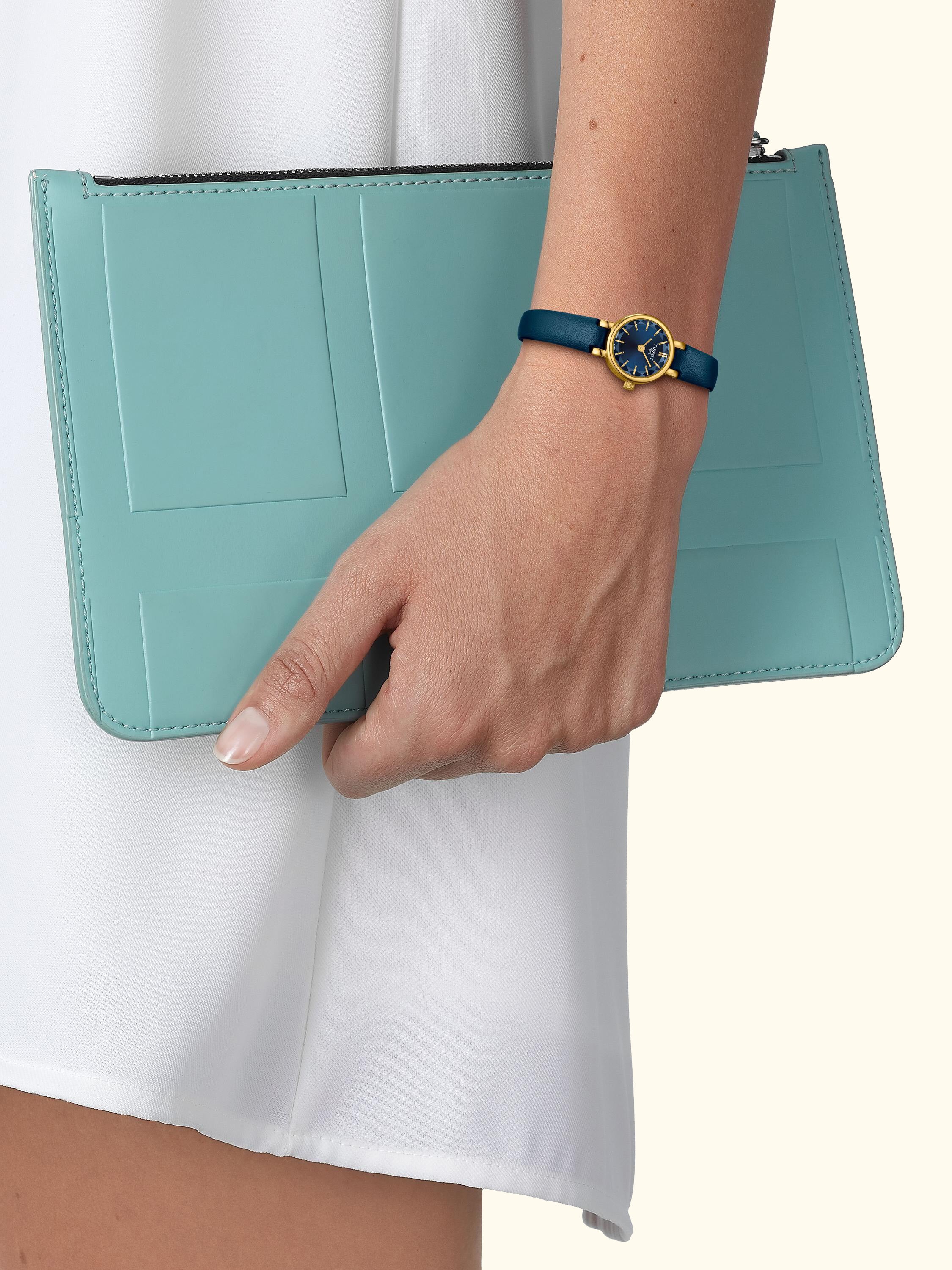 T1400093604100 Women's Round Leather Strap Watch, Blue